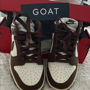 Choes NIKE  color Chocolate and Cream Sneakers size 5 NEW.      (Chocolate late)